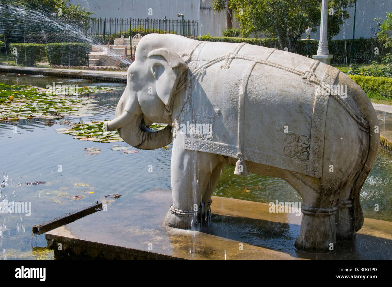 Gärten der Maids Of Honour, vier, Marmor Elefanten bewachen den Lotusteich, Sahelion k Bari, Udaipur, Rajasthan, Indien Stockfoto