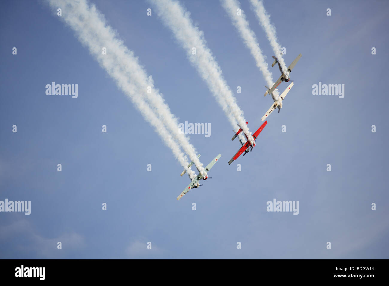 Aerobatic Anzeige der Yaks im blauen Himmel Stockfoto
