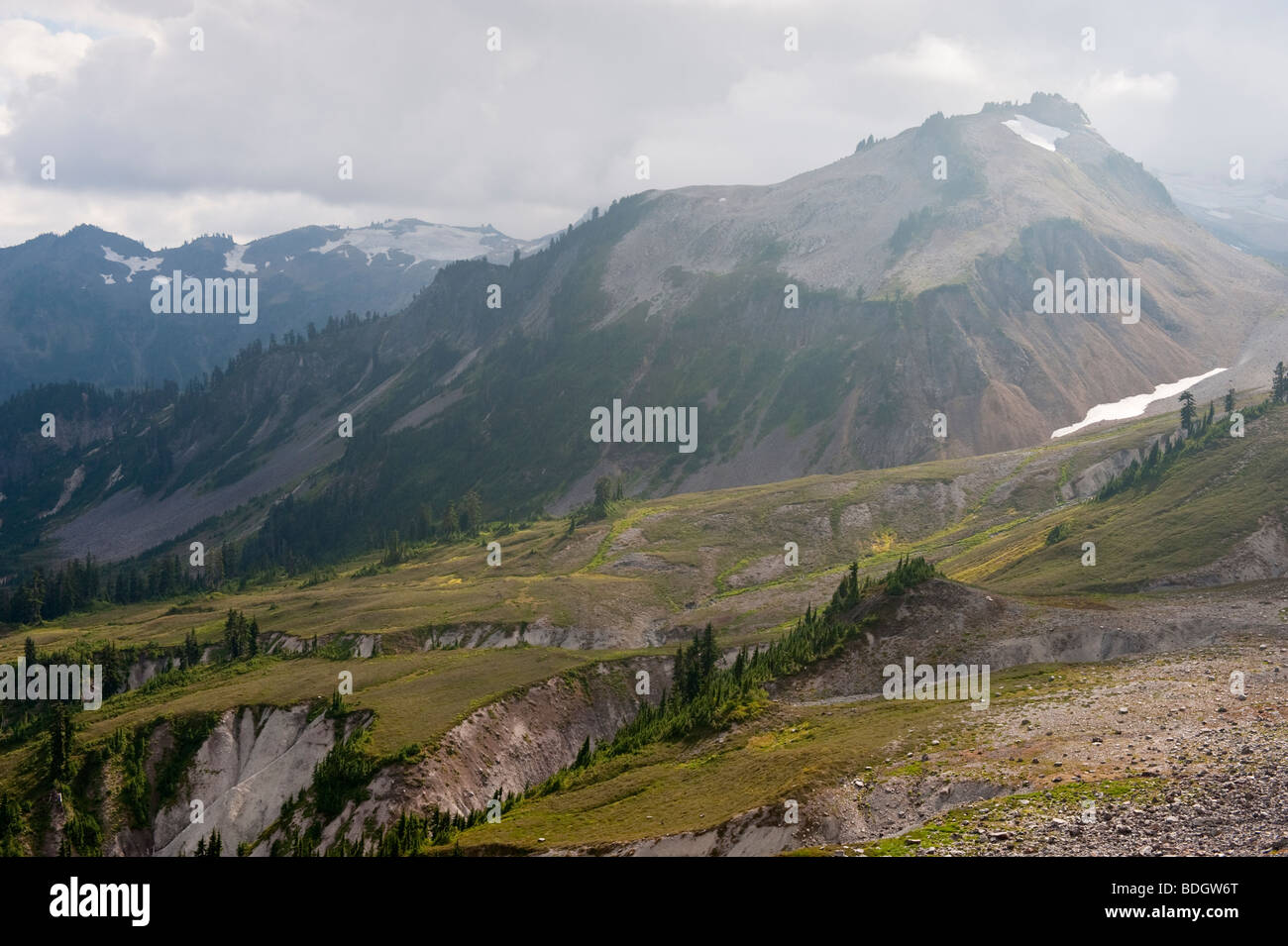 Mount Shuksan ist ein vergletscherten Gipfel in North Cascades National Park der USA. Kette-Seenweg übernommen. Stockfoto