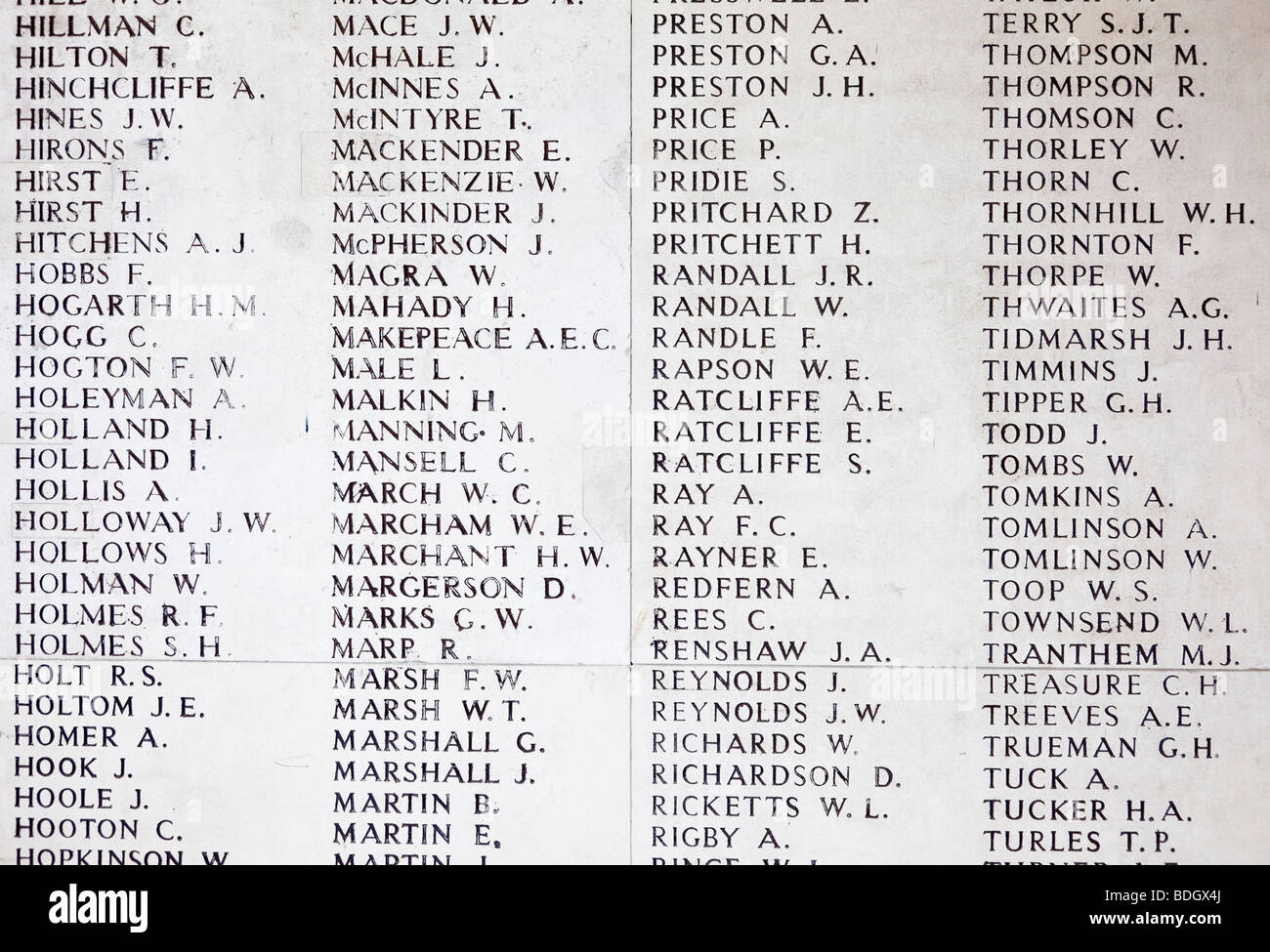 Wände mit Namen von vermissten Soldaten in der Gedenkstätte Menin Gate WW1 bei Ypern Belgien Europa Stockfoto