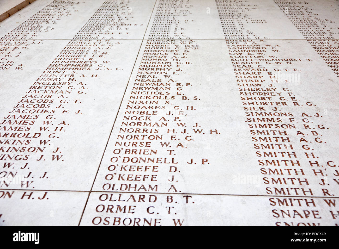 Wände mit Listen mit Namen von vermissten britischen Soldaten an der Gedenkstätte Menin Gate WW1 bei Ypern, Belgien Stockfoto