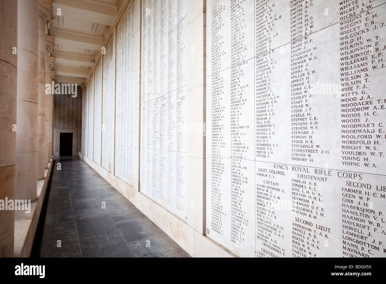 Wände mit Namen von vermissten Soldaten an der oberen Fassade an der Gedenkstätte Menin Gate WW1 bei Ypern, Belgien Stockfoto