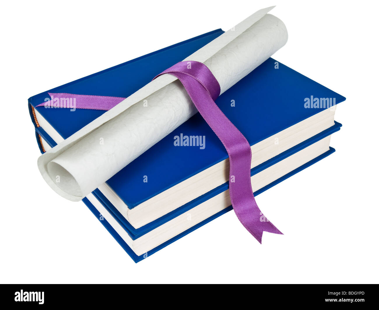 Ein Diplom mit violetten Band über blauen Bücher. Isoliert auf weiss. Stockfoto