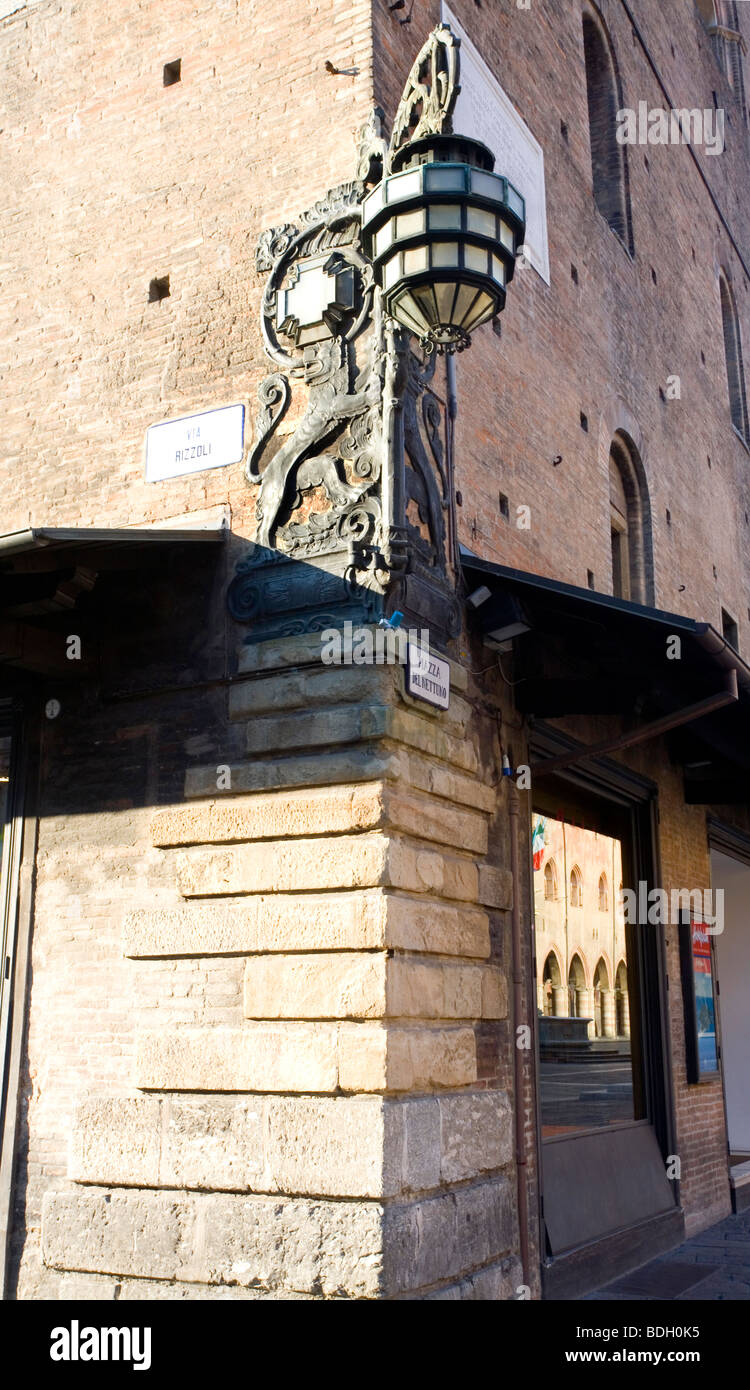 Alten Straßenlaterne an der Ecke der Via Rizzoli und Piazza Del Nettuno in Bologna, Emilia-Rumänien, Italien Stockfoto