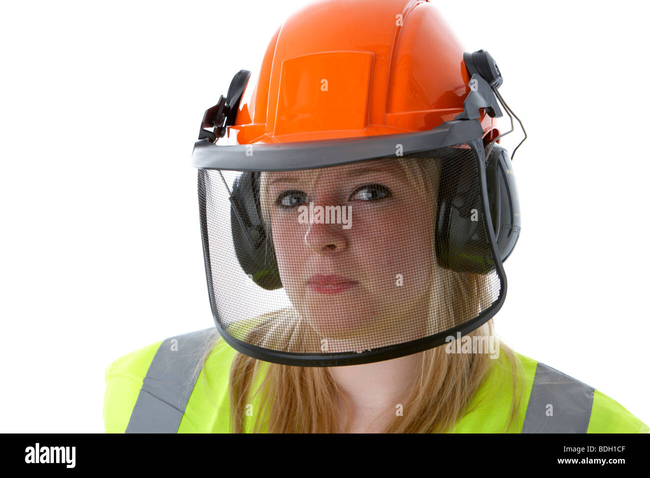 junge 20 jährige blonde Frau tragen orange Schutzhelm Gehörschutz Visier nach unten und hohe Vis-Weste Stockfoto