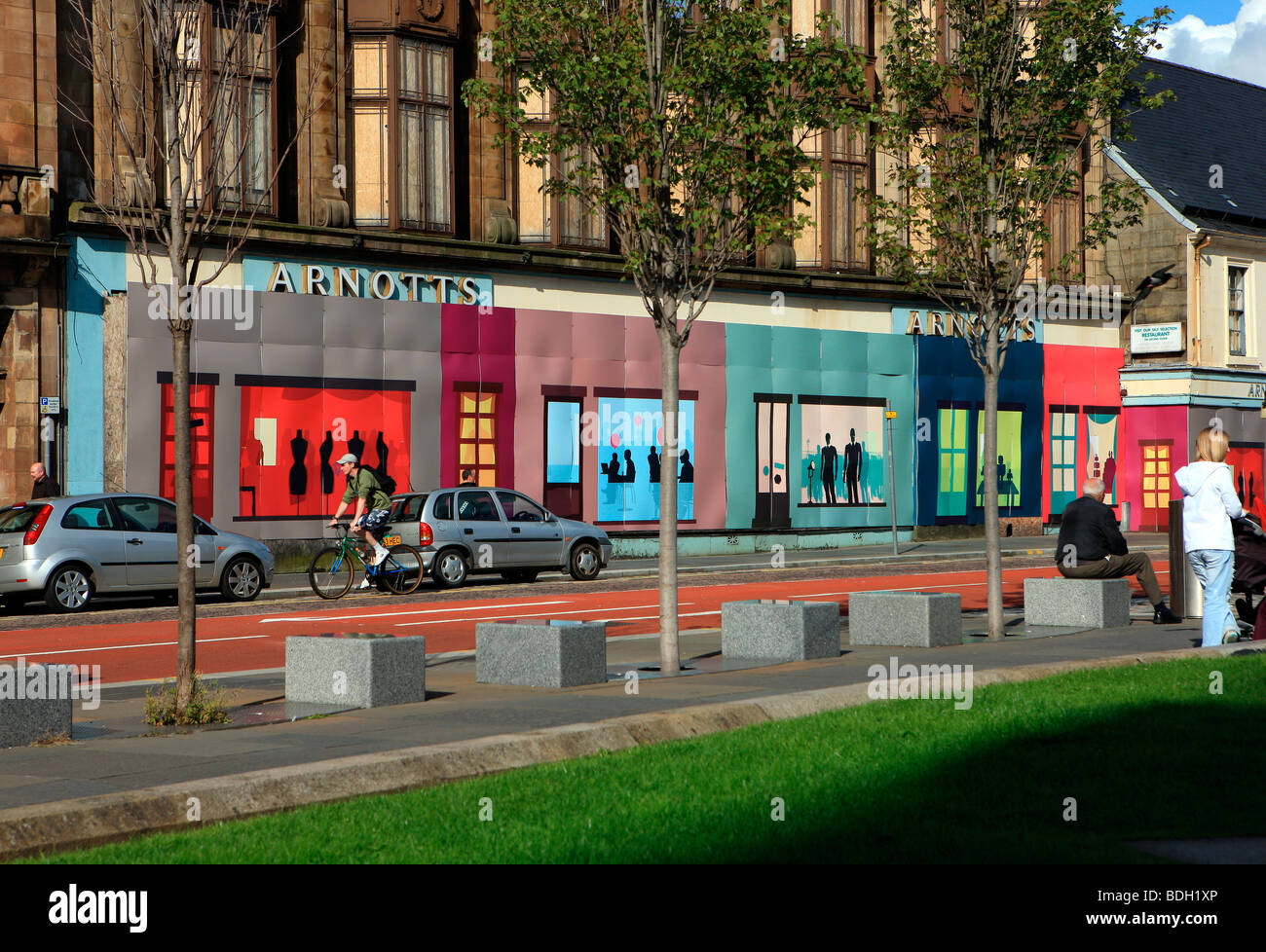 Dekoriert Schaufenster der leeren Gebäude im Zentrum von Paisley, Schottland Stockfoto