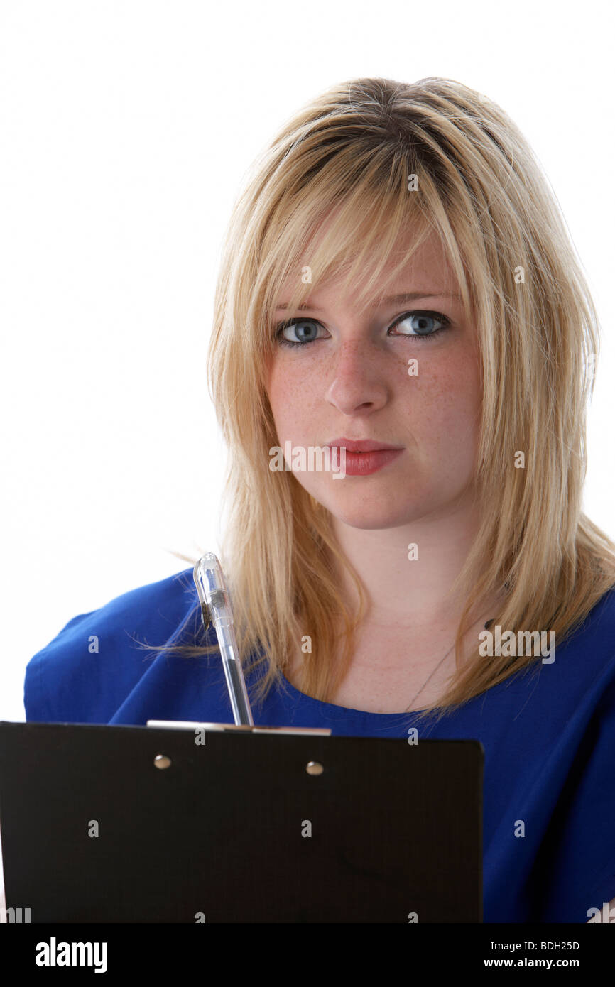 junge 20 jährige blonde Frau trägt einen blauen Wappenrock der Nächstenliebe Arbeitnehmer Notizen auf einem Klemmbrett mit ernsten Blick Stockfoto