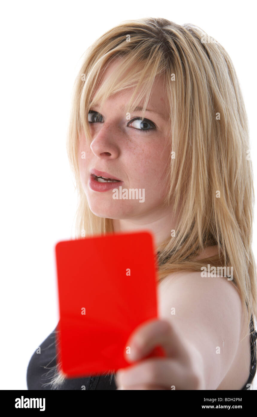 junge 20 jährige blonde Frau hält rote Fußball Fußball Warnung Karte suchen wütend Stockfoto