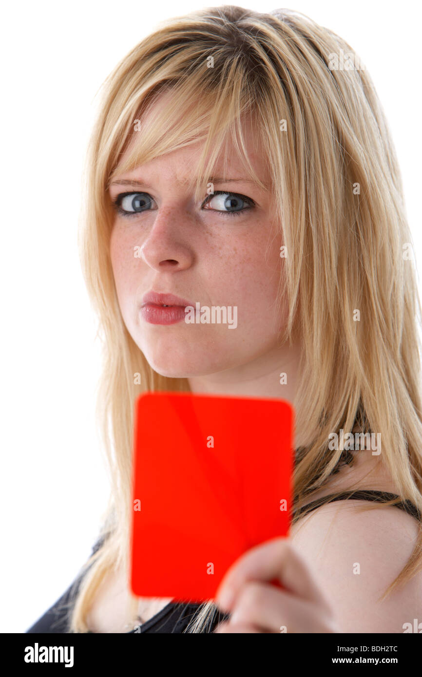 junge 20 jährige blonde Frau hält rote Fußball Fußball Warnung Karte suchen verärgert Stockfoto