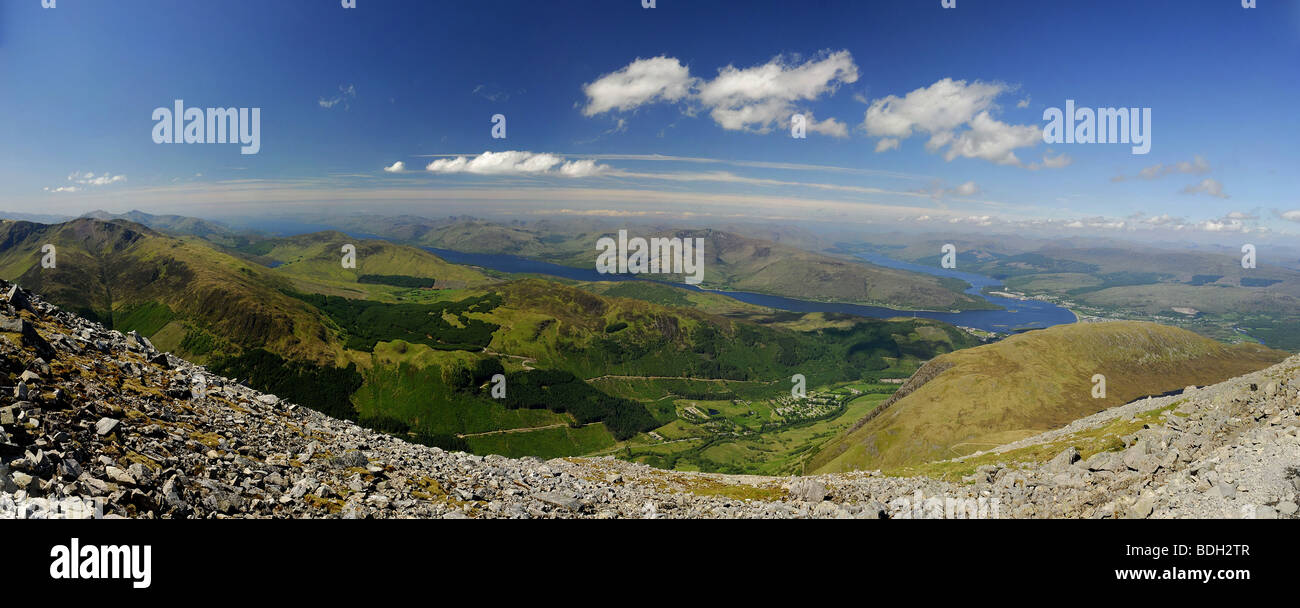 Wanderer auf Ben Nevis in den schottischen Highlands an einem klaren Sommertag Stockfoto