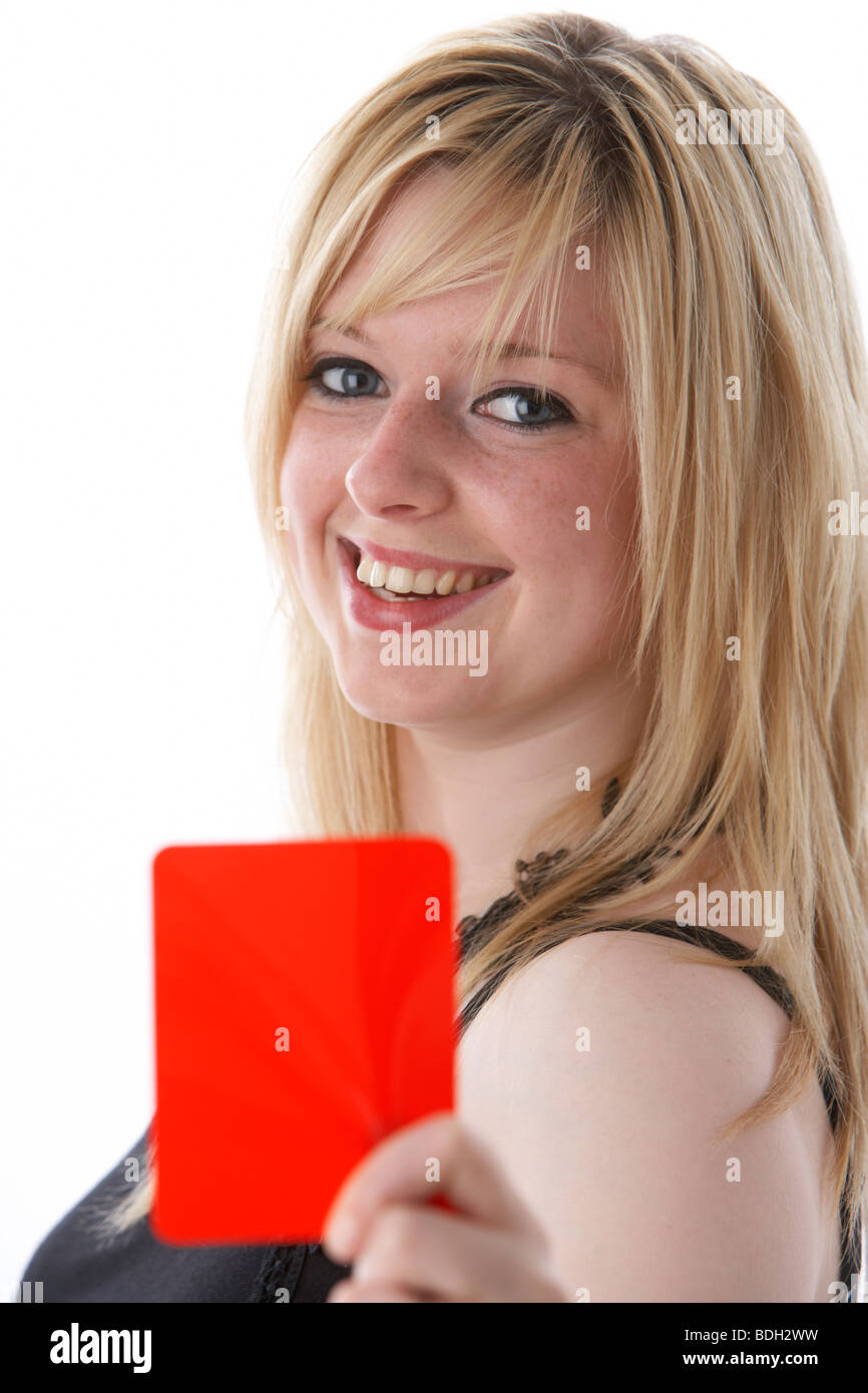 junge 20 jährige blonde Frau rot Fußball Fußball Warnung Karte lächelnd hochhalten Stockfoto