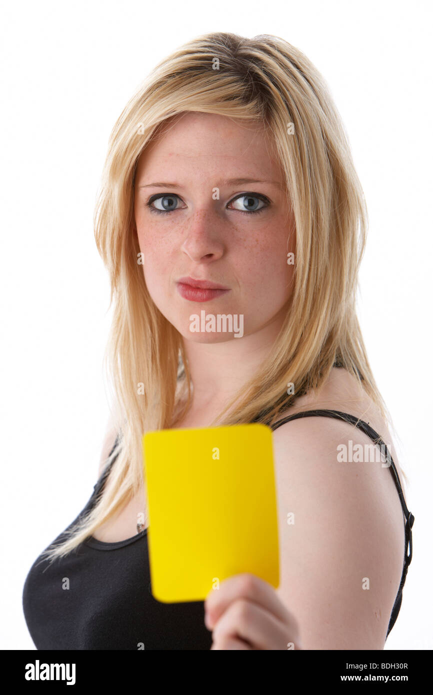 junge 20 jährige blonde Frau gelb Fußball Fußball Warnung Karte hochhalten Stockfoto
