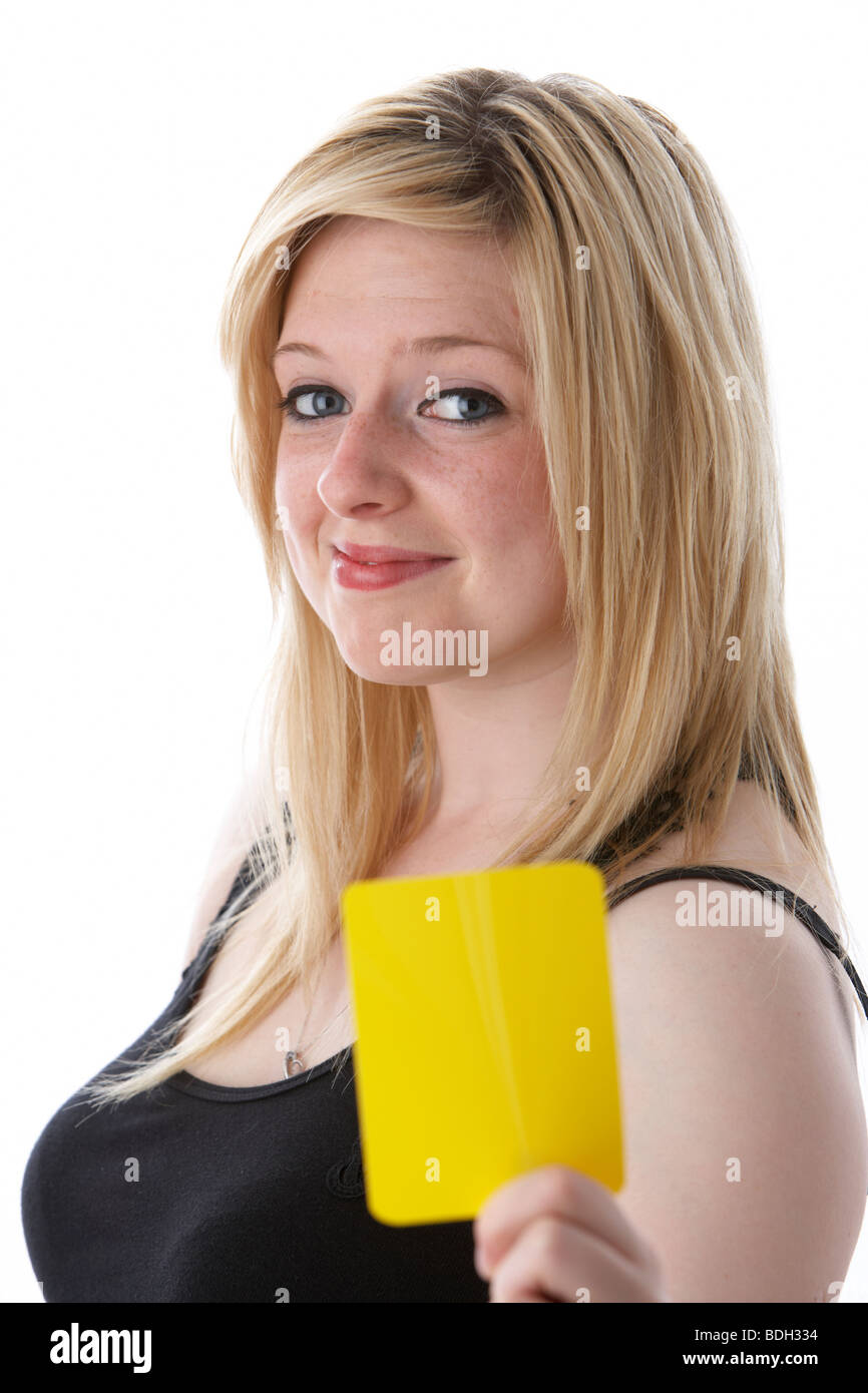 junge 20 jährige blonde Frau gelb Fußball Fußball Warnung Karte hochhalten Stockfoto