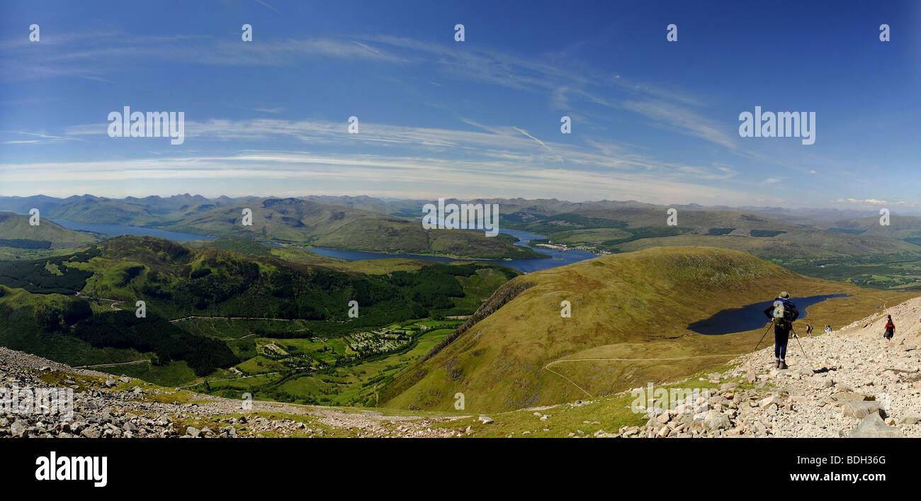 Wanderer auf Ben Nevis in den schottischen Highlands an einem klaren Sommertag Stockfoto