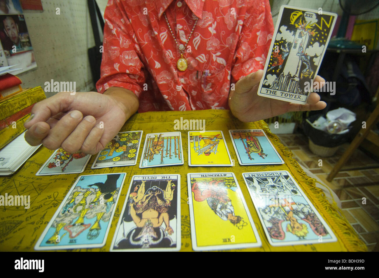 Wahrsagerin in Bangkok Thailand geben eine Tarot-Karte-Lesung Stockfoto