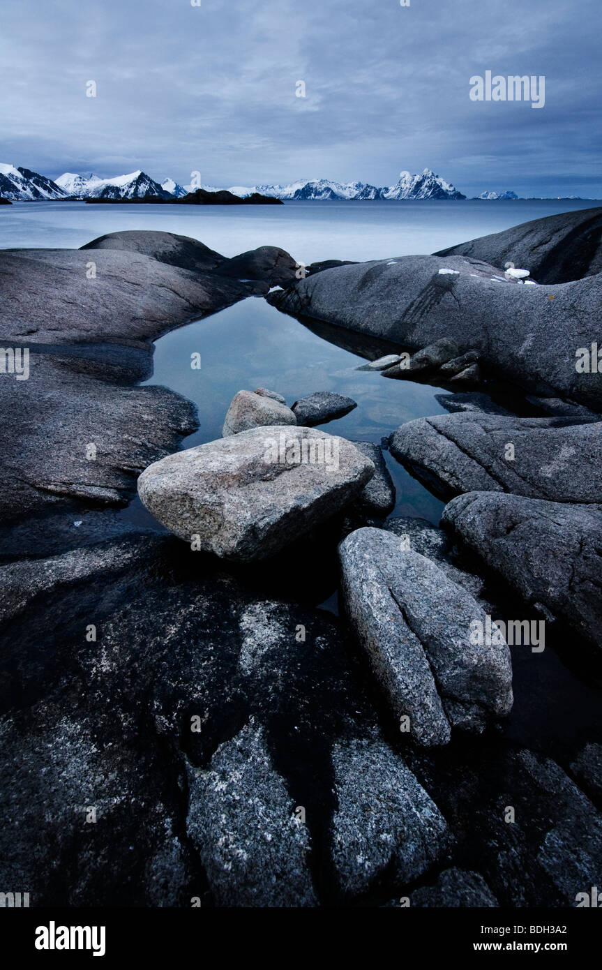 Zerklüftete Felsenküste von Leknes, Stamsund, Lofoten Inseln, Norwegen Stockfoto