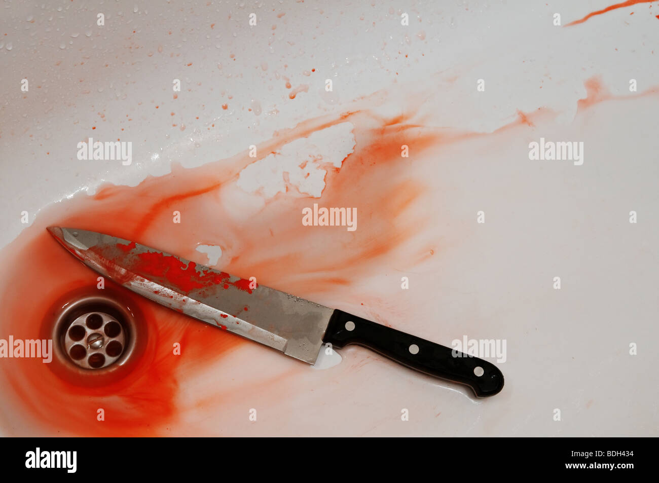 Messer mit Drop in Badewanne Stockfoto