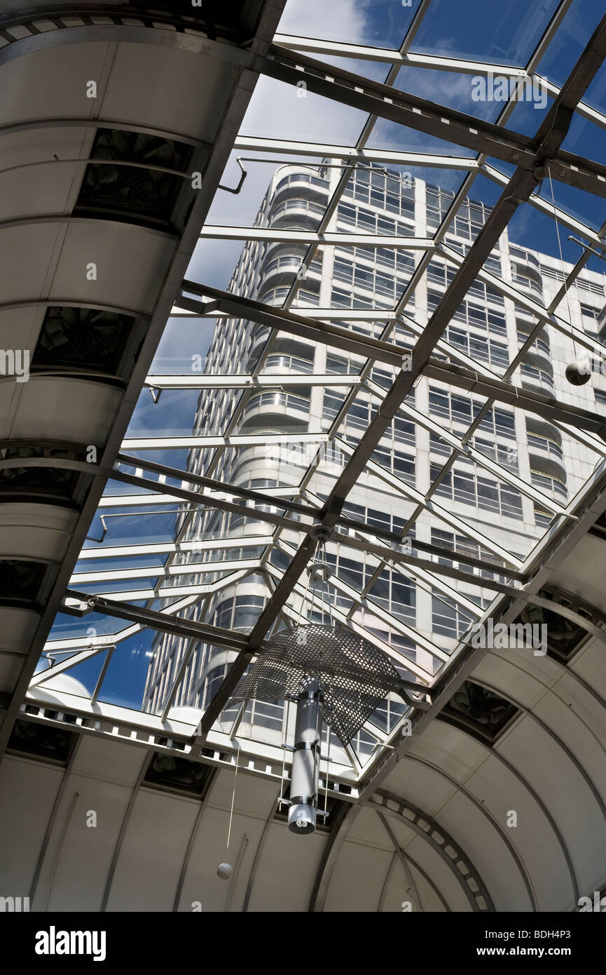Blick auf das David Murray John Gebäude genommen durch das Dach leicht von der Brunel shopping-Komplex Stockfoto