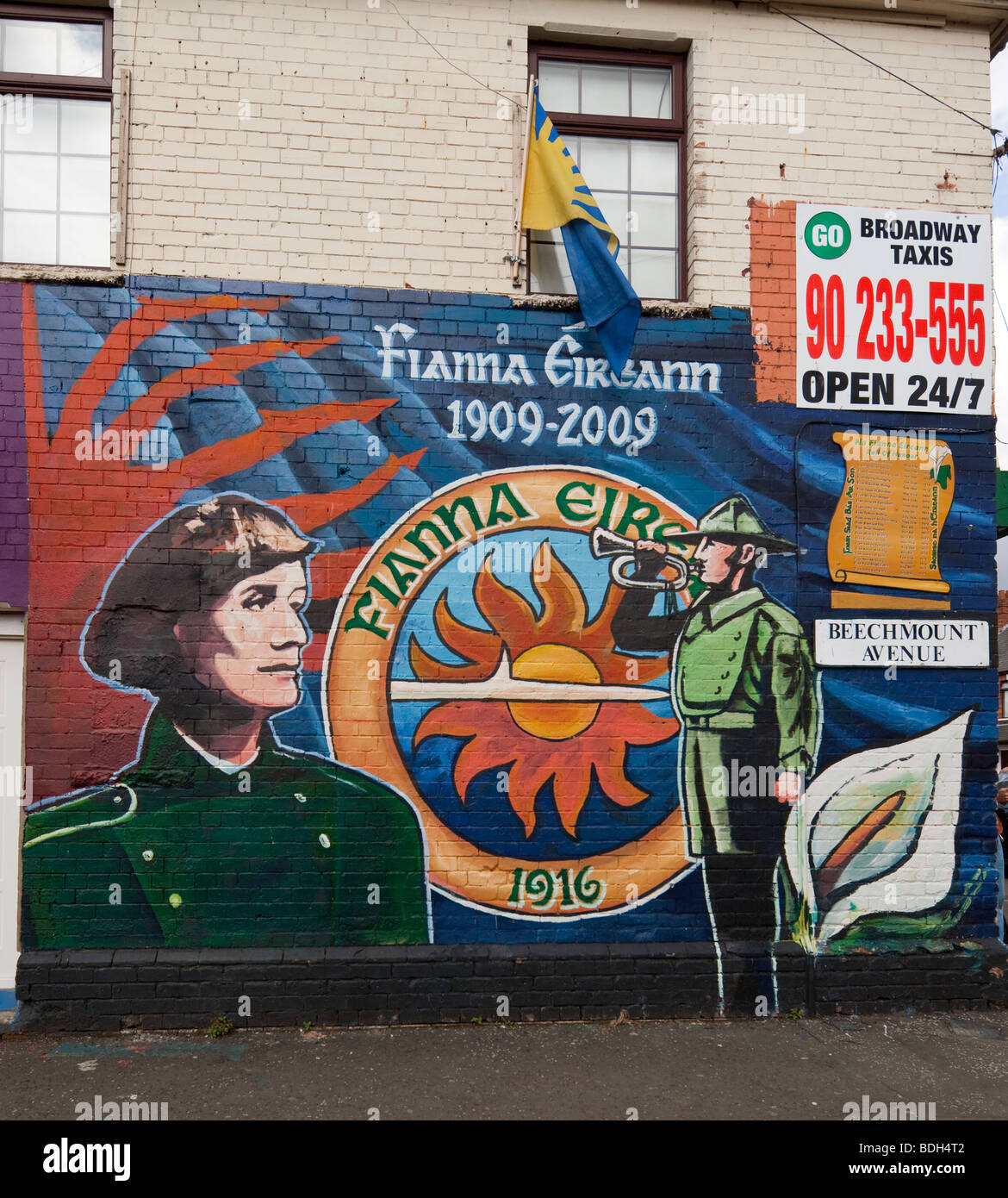 Giebel mit gemalt ", Fianna Éireann" Warriors of Ireland, Beechmount Avenue, Falls Road, Belfast, Nordirland, Vereinigtes Königreich Stockfoto
