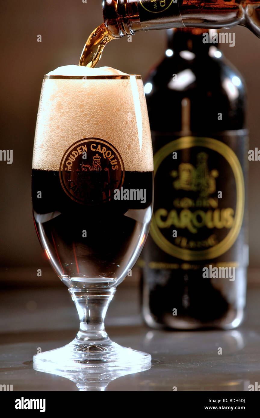 Glas der Gouden Carolus belgisches Bier in Strömen. Stockfoto