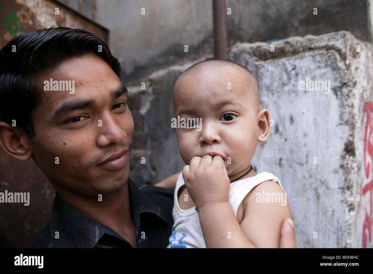 Ein Vater mit seinem Sohn Bangladesch Stockfoto