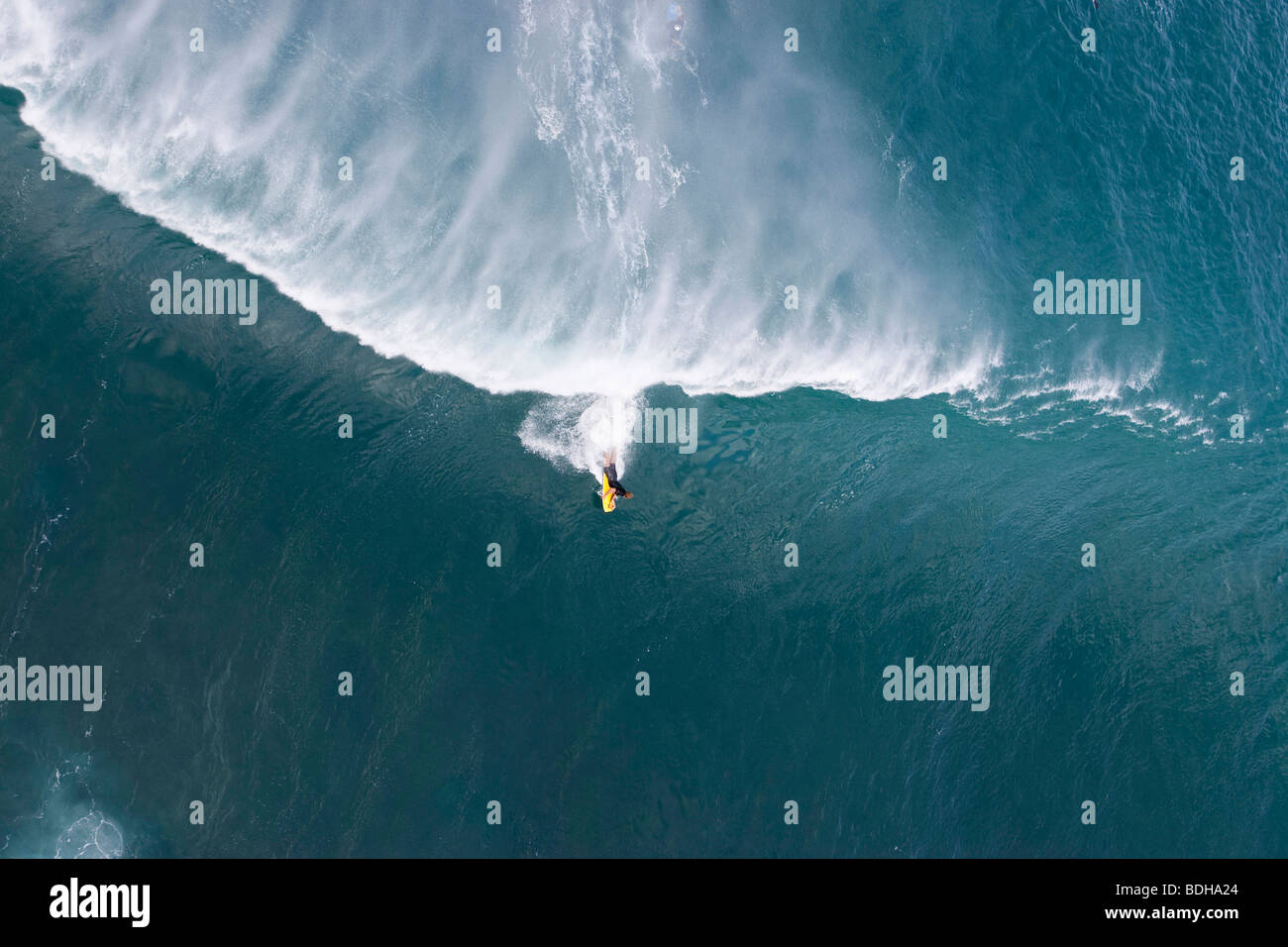 Eine Luftaufnahme von einem jungen Mann Bodyboard auf eine riesige Welle an Rohrleitung auf der