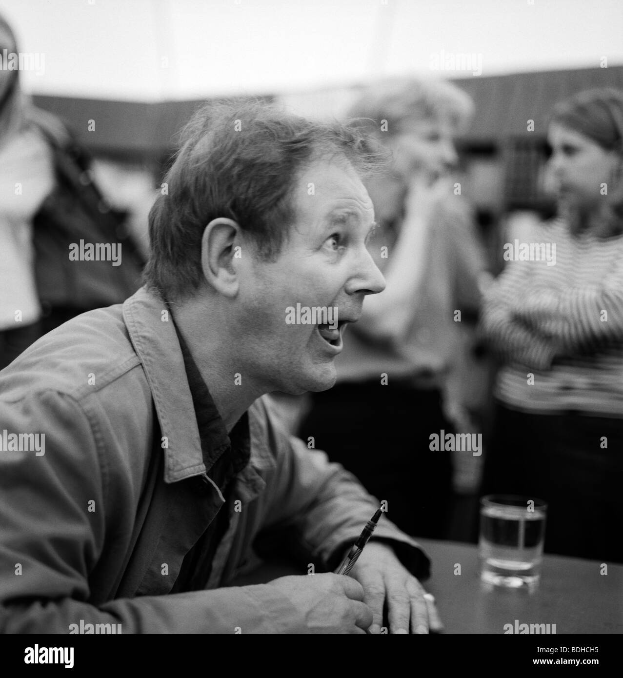 Kinder Autor Michael Morpurgo Buch signieren und sprechen die Buchhandlung childrenin im Hay Festival, Hay-on-Wye, Wales, Großbritannien KATHY DEWITT Stockfoto