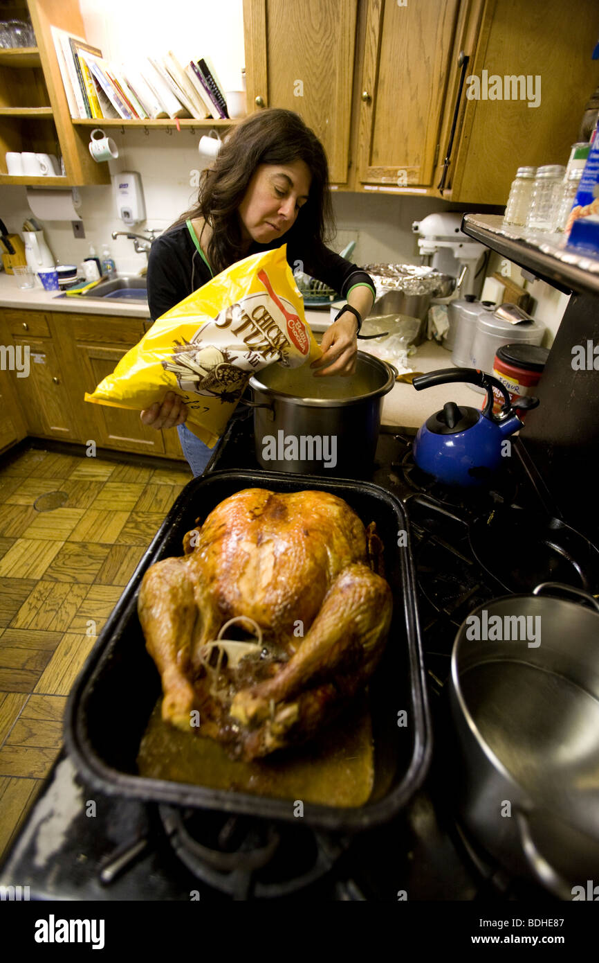 Eine Frau kocht ein Huhn Abendessen in der Küche am Mt. Washington-Observatorium. Stockfoto