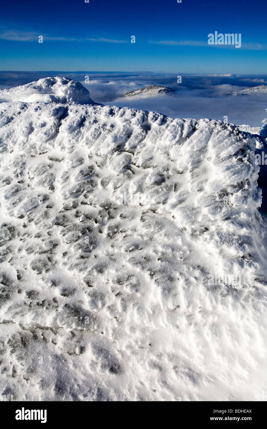 Die felsige, Schnee bedeckte Gelände am Mt. Washington in den White Mountains in New Hampshire unter einem strahlend blauen Himmel. Stockfoto