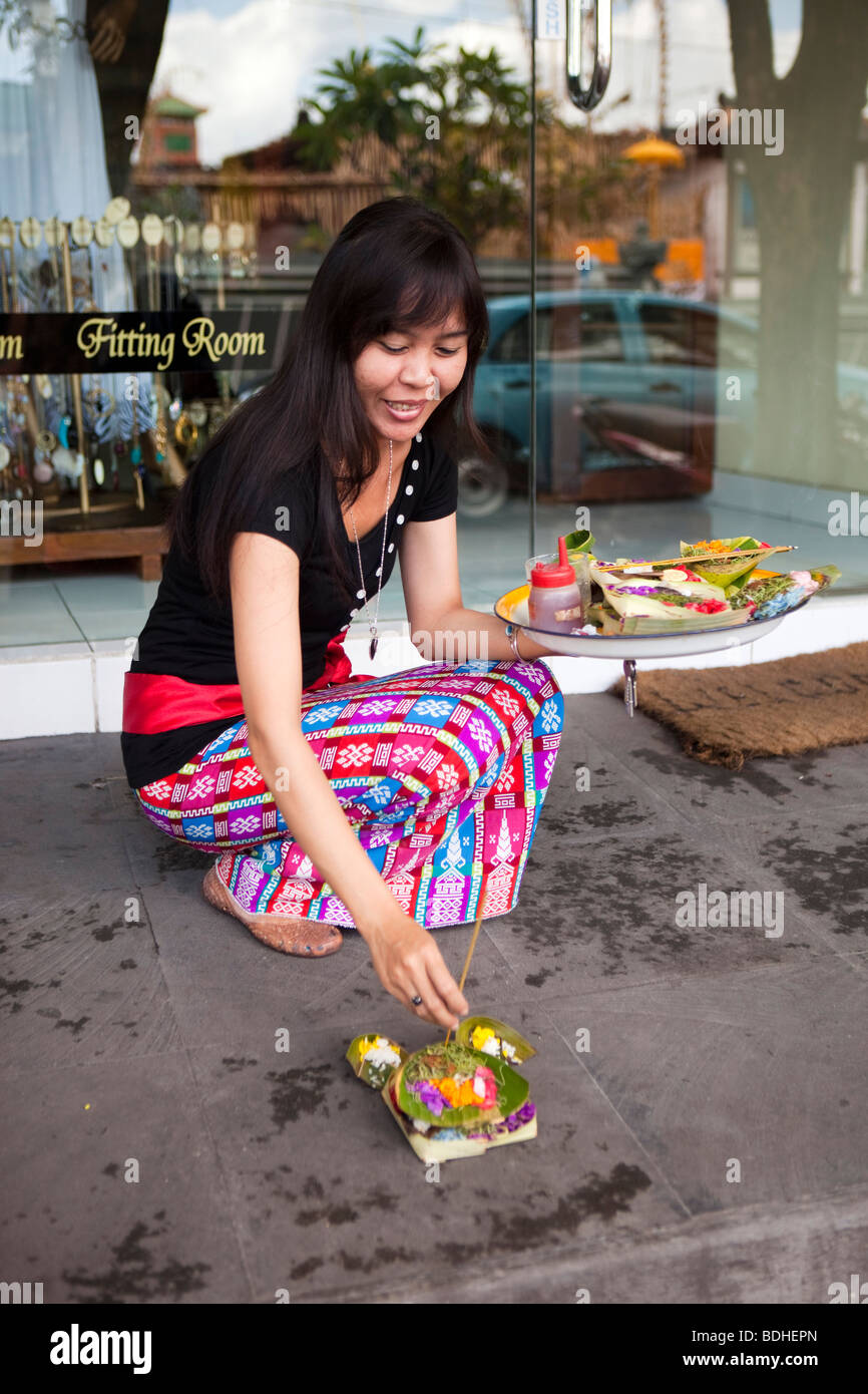 Indonesien, Bali, Kuta, Legian Straße, Frau platzieren Hindu täglich mit externen shop Stockfoto