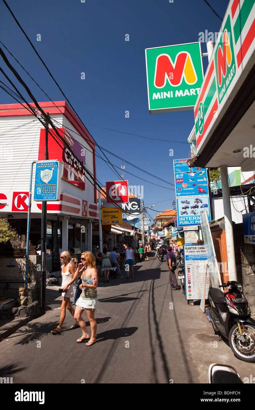 Indonesien, Bali, Kuta, Poppies Gang 2, Franchise-Läden im touristischen Bereich Stockfoto