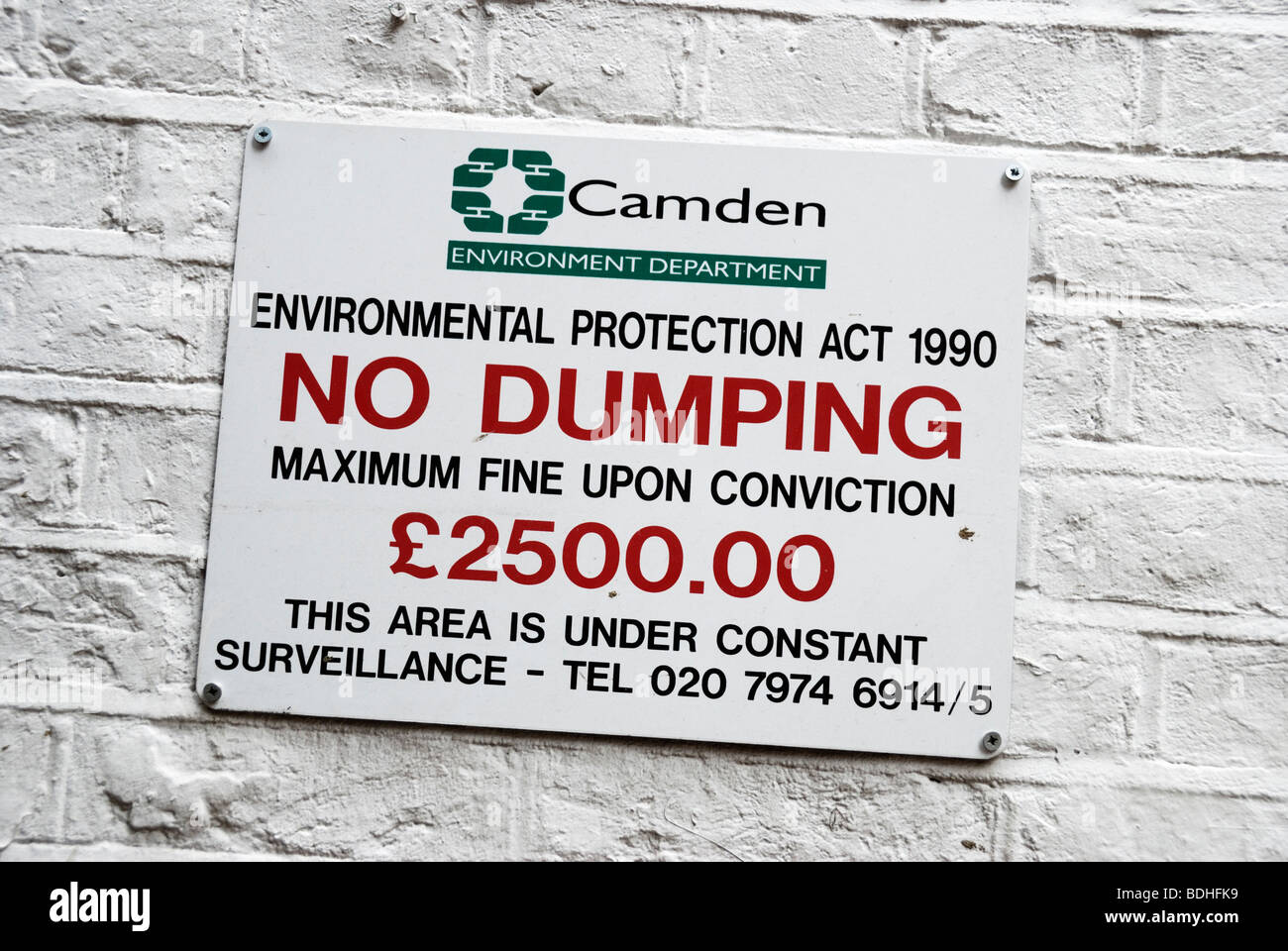KEIN DUMPING Environmental Protection Act 1990 Mitteilung an Wand im Stadtteil Camden in London Stockfoto