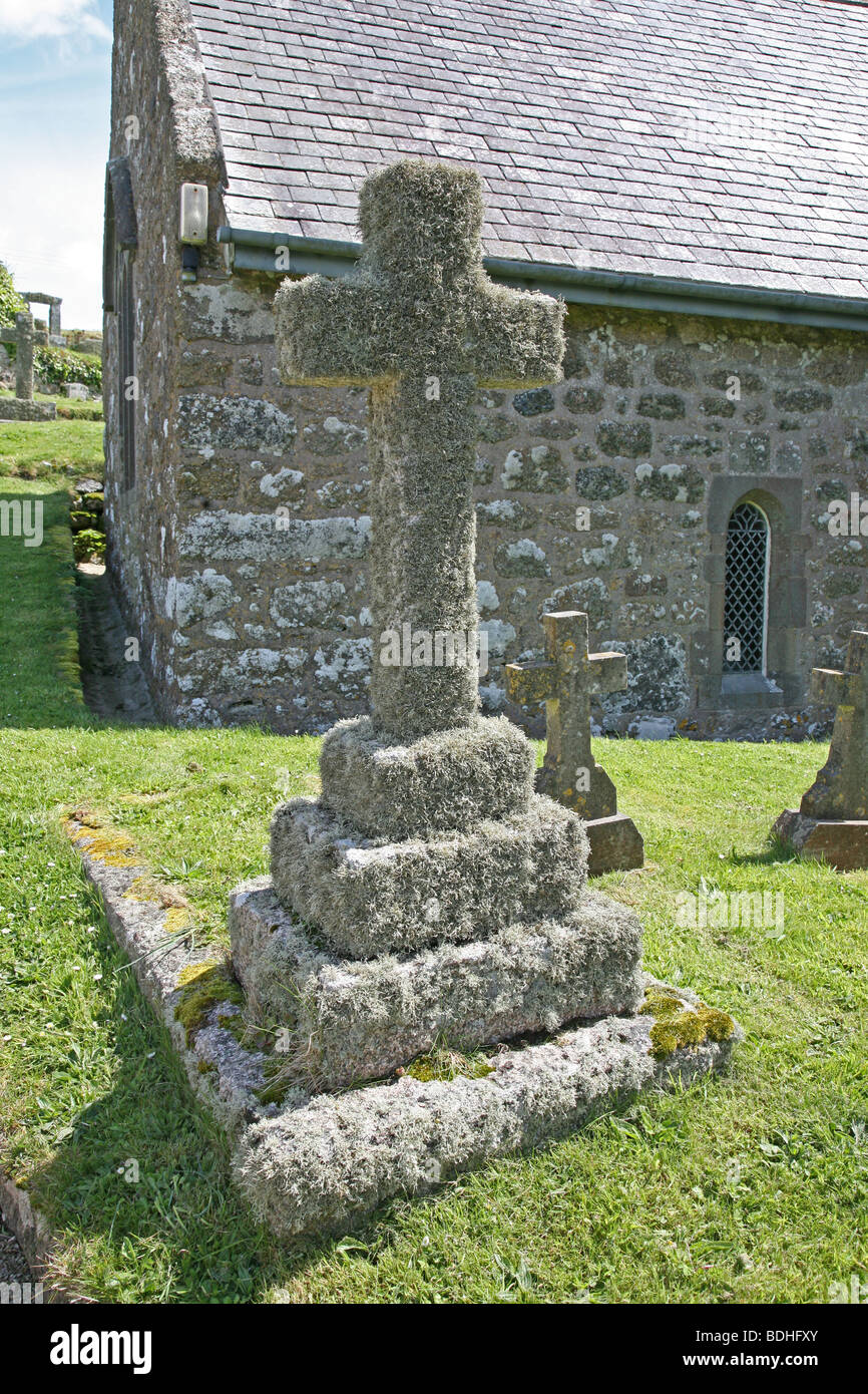 Eine Flechte bedeckt Kreuz auf dem Friedhof der Kirche von St. Levan, St. Levan, Cornwall, England Stockfoto