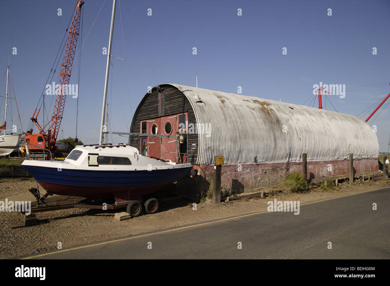 Tollsbury Marina schwarze Wasser vergießen Tierheim alte altmodische gewellte Kieselstein Schindel gestrandet Segeln Shanty Oase schlammigen Stockfoto