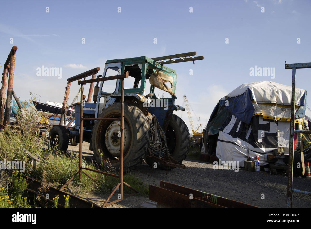 Traktor in Werft mit blauem Himmel Stockfoto