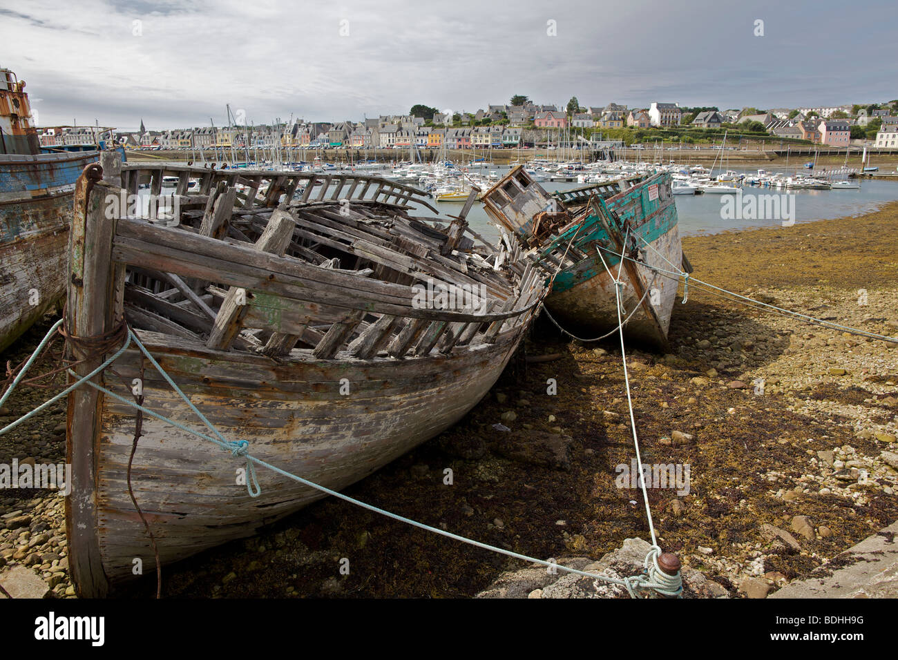 Camaret in Brittany France mit Fäulnis Boote im Vordergrund. Stockfoto