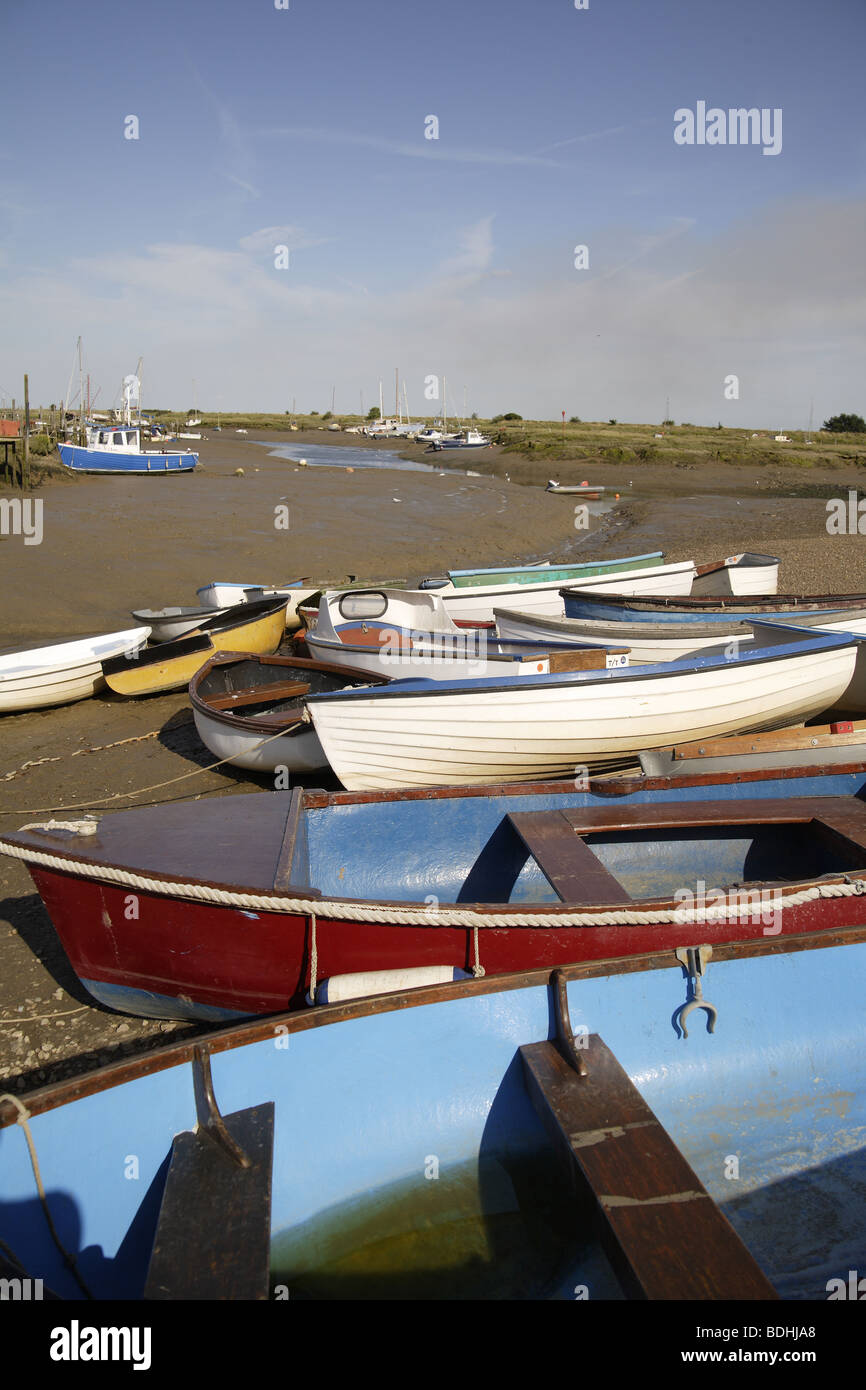 Gestrandeter Handwerk auf der shore.boatyard in niedrigen tide.marshes,sheds&wooden Boote Stockfoto