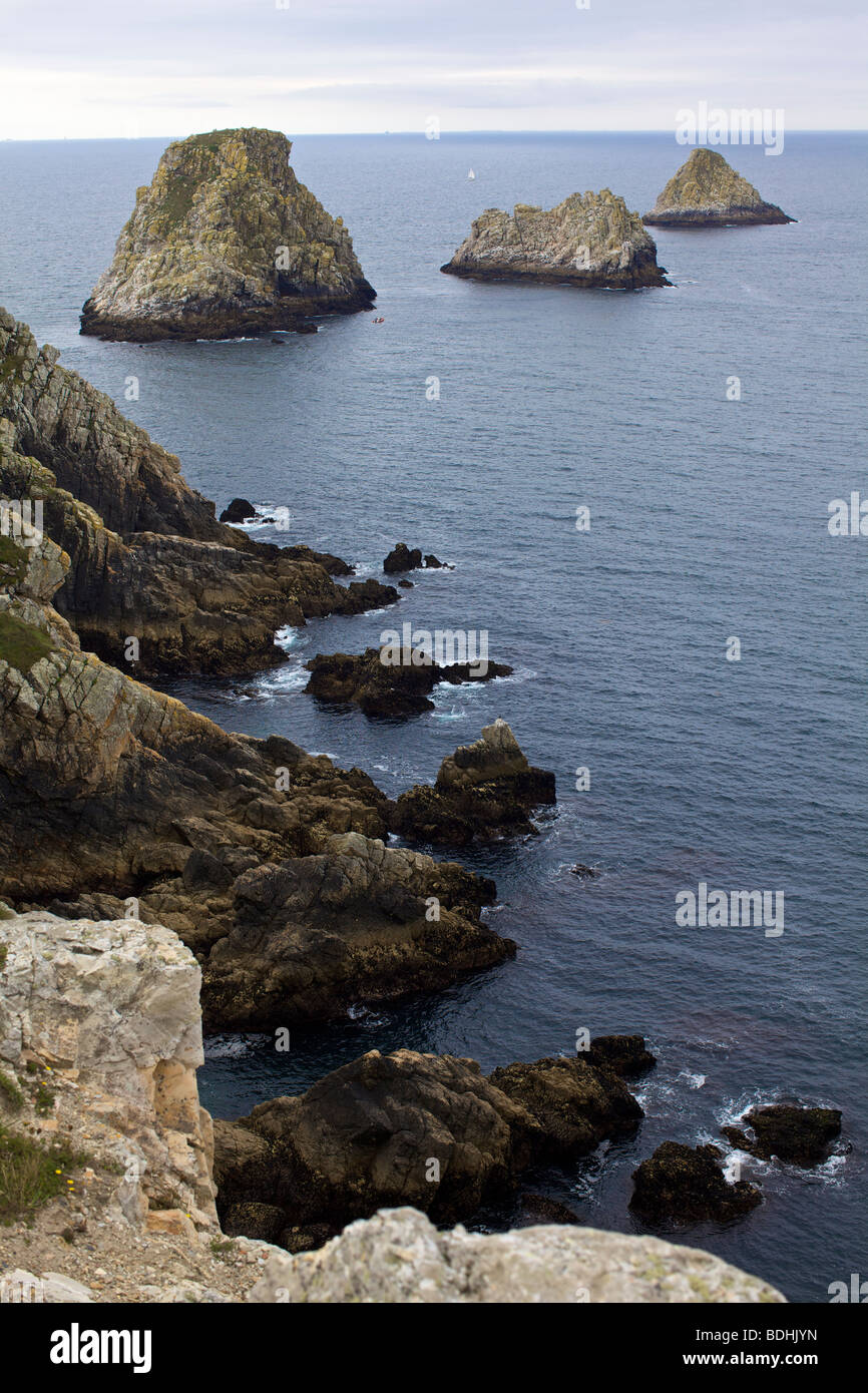 Pointe de Penhir an der Küste der Bretagne in Frankreich mit der Tas de Pois Stockfoto