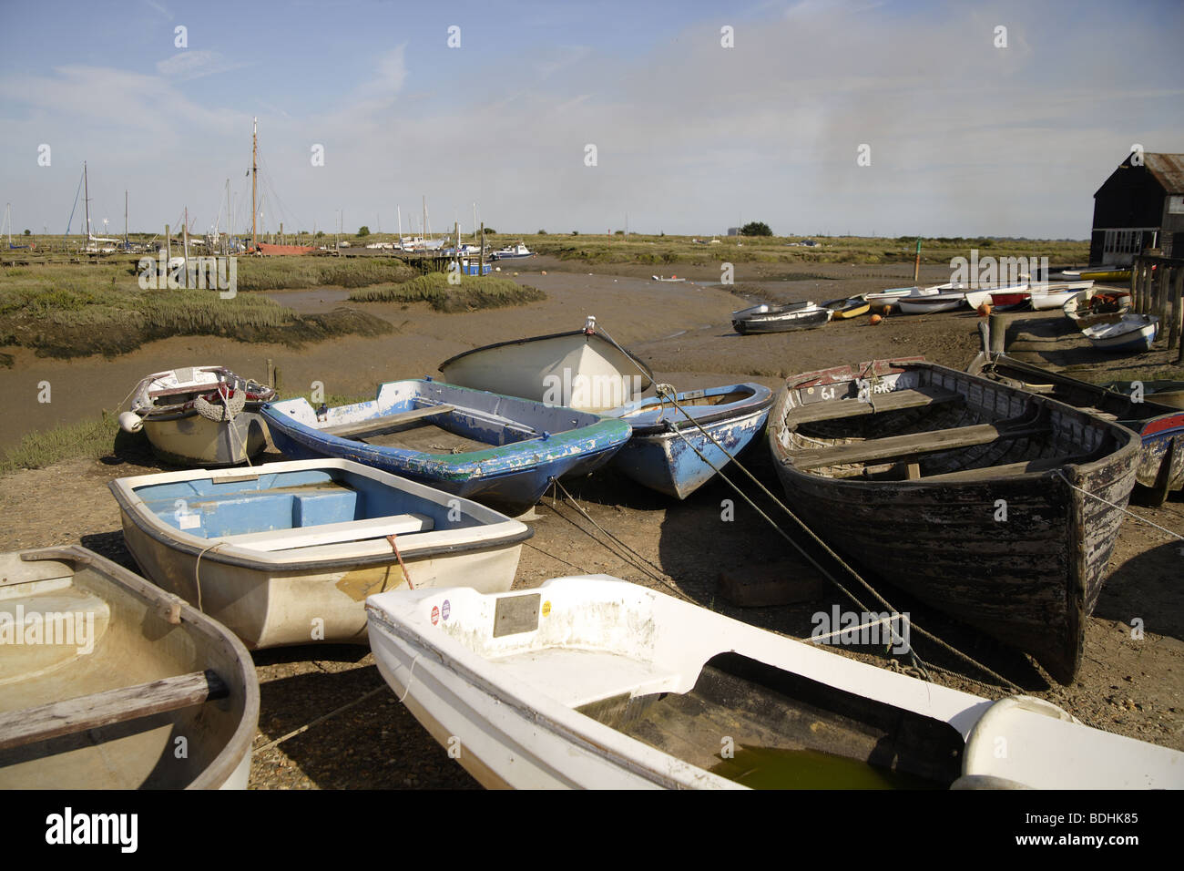 Gestrandeter Handwerk auf der shore.boatyard in niedrigen tide.marshes,sheds&wooden Boote Stockfoto