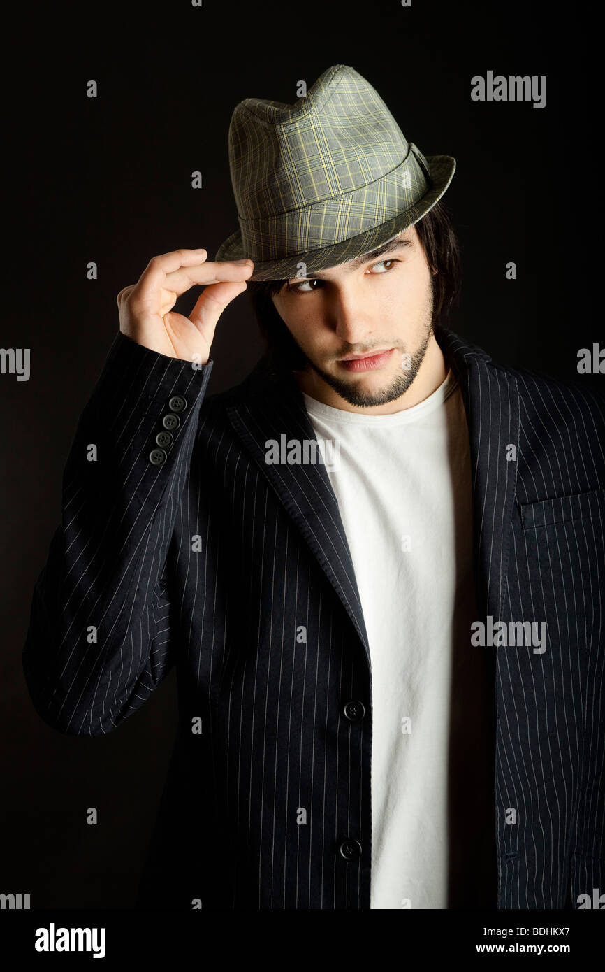 Porträt von einem jungen Mann mit einem coolen Hut Stockfoto