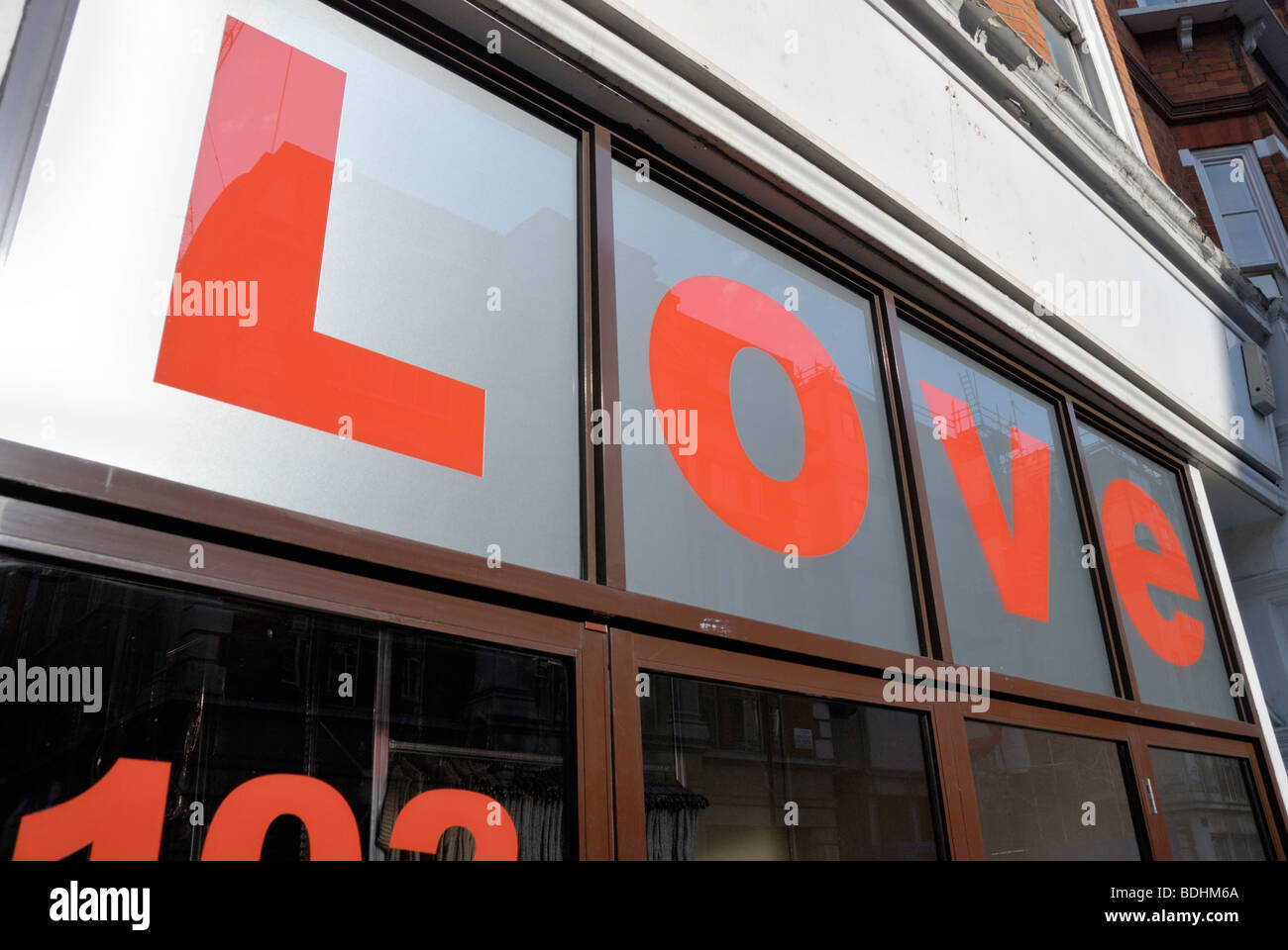 Liebe Zeichen auf London Shop außen Stockfoto