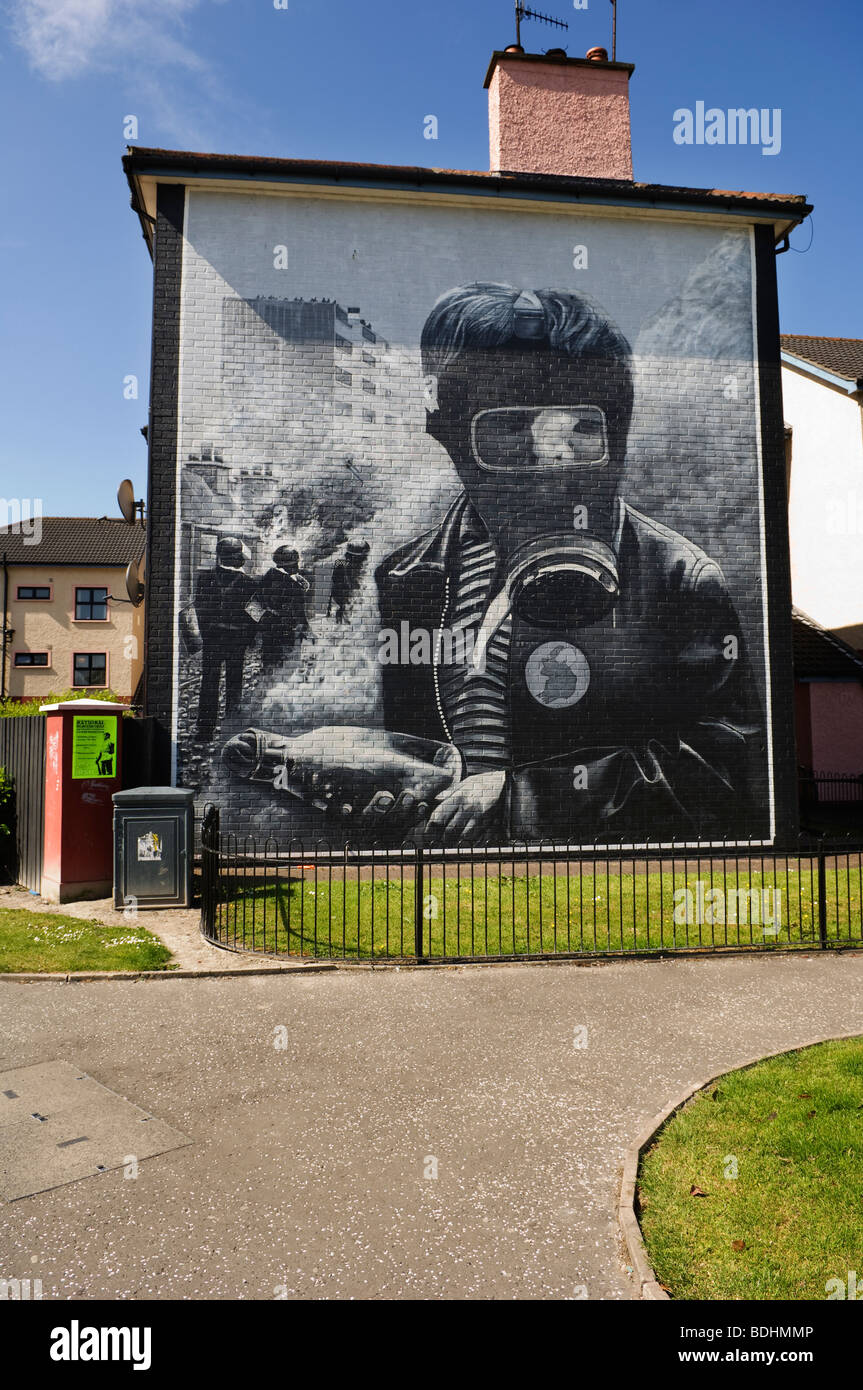 Wandbilder auf Häuser in Free Derry in Erinnerung an Bloody Sunday. Stockfoto