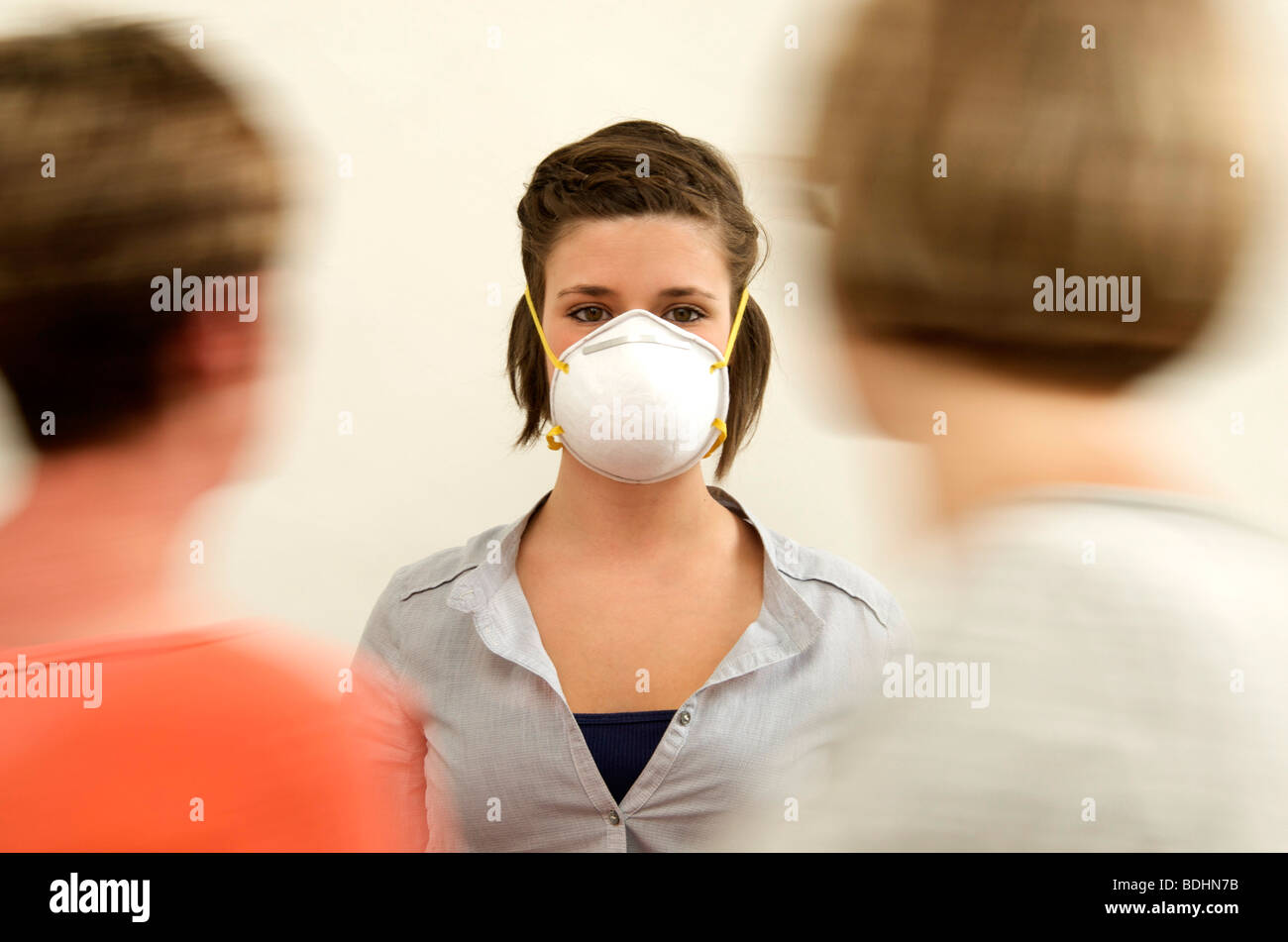 Frau, die eine Coronavirus-Maske trägt, die vor Grippe und Virusübertragung schützt Stockfoto