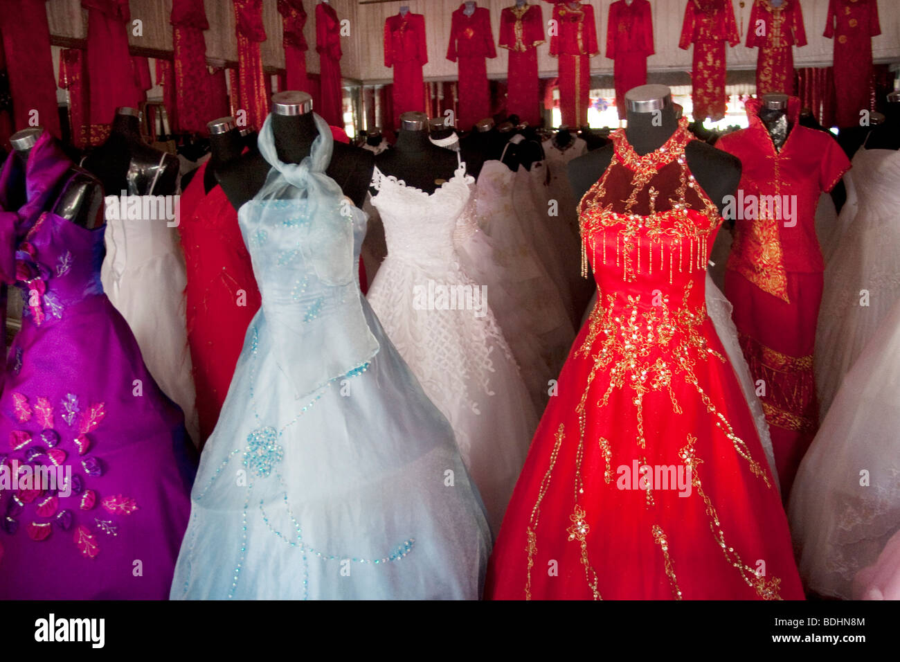 Bunte Brautkleider Stockfotos Und Bilder Kaufen Alamy