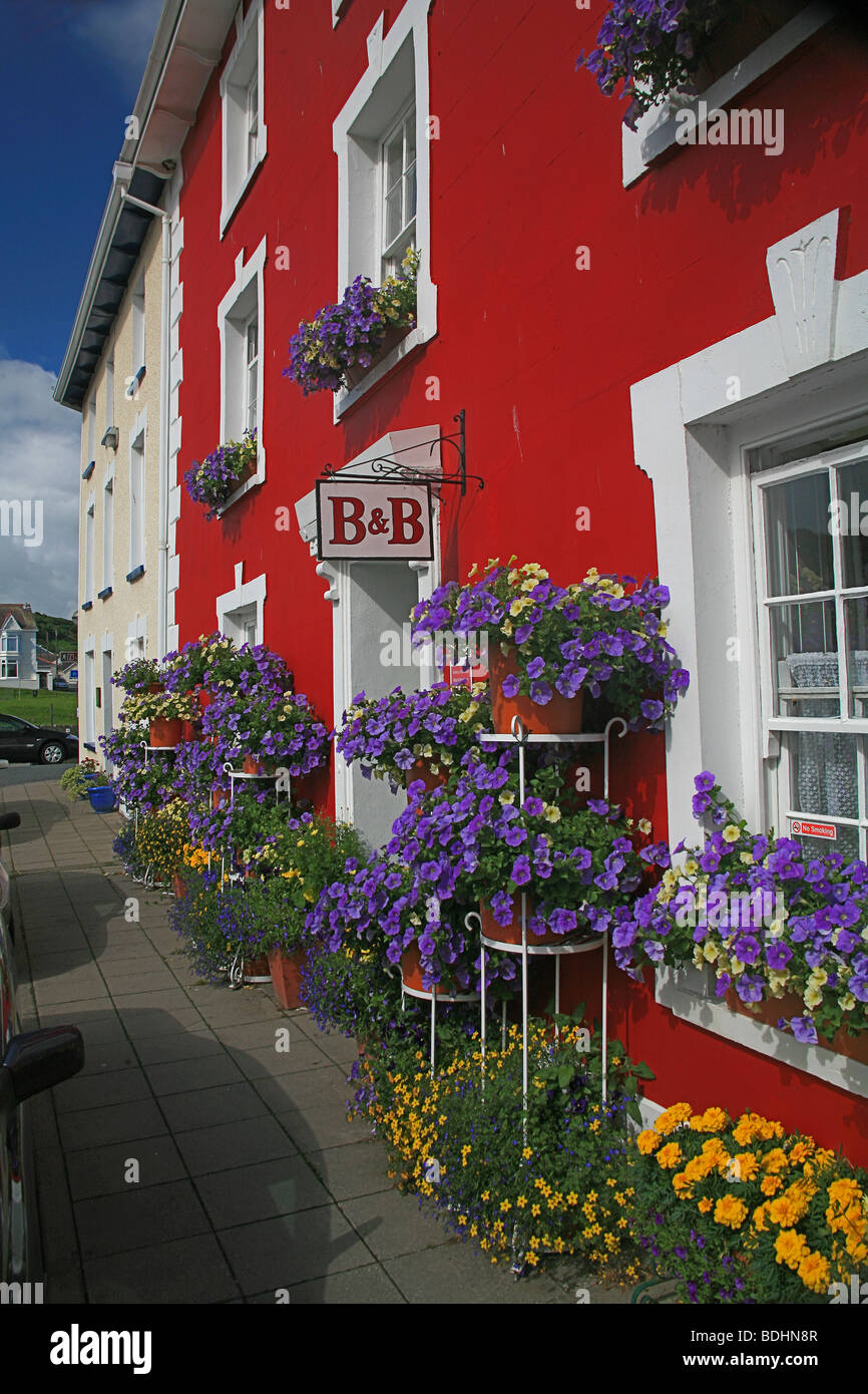 Eine beliebte und bunten Bed &amp; Breakfast Hotel mit Blick auf den Hafen in Aberaeron, Ceredigion, West Wales, UK Stockfoto