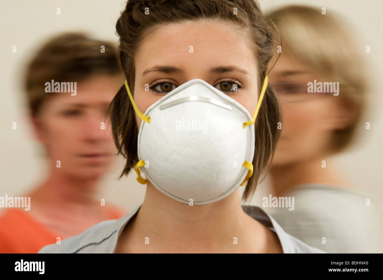 Nahaufnahme einer Coronavirus-Maske, die von einer jungen Frau getragen wird - Grippe, SARS, Covid 19, Virenschutz Stockfoto