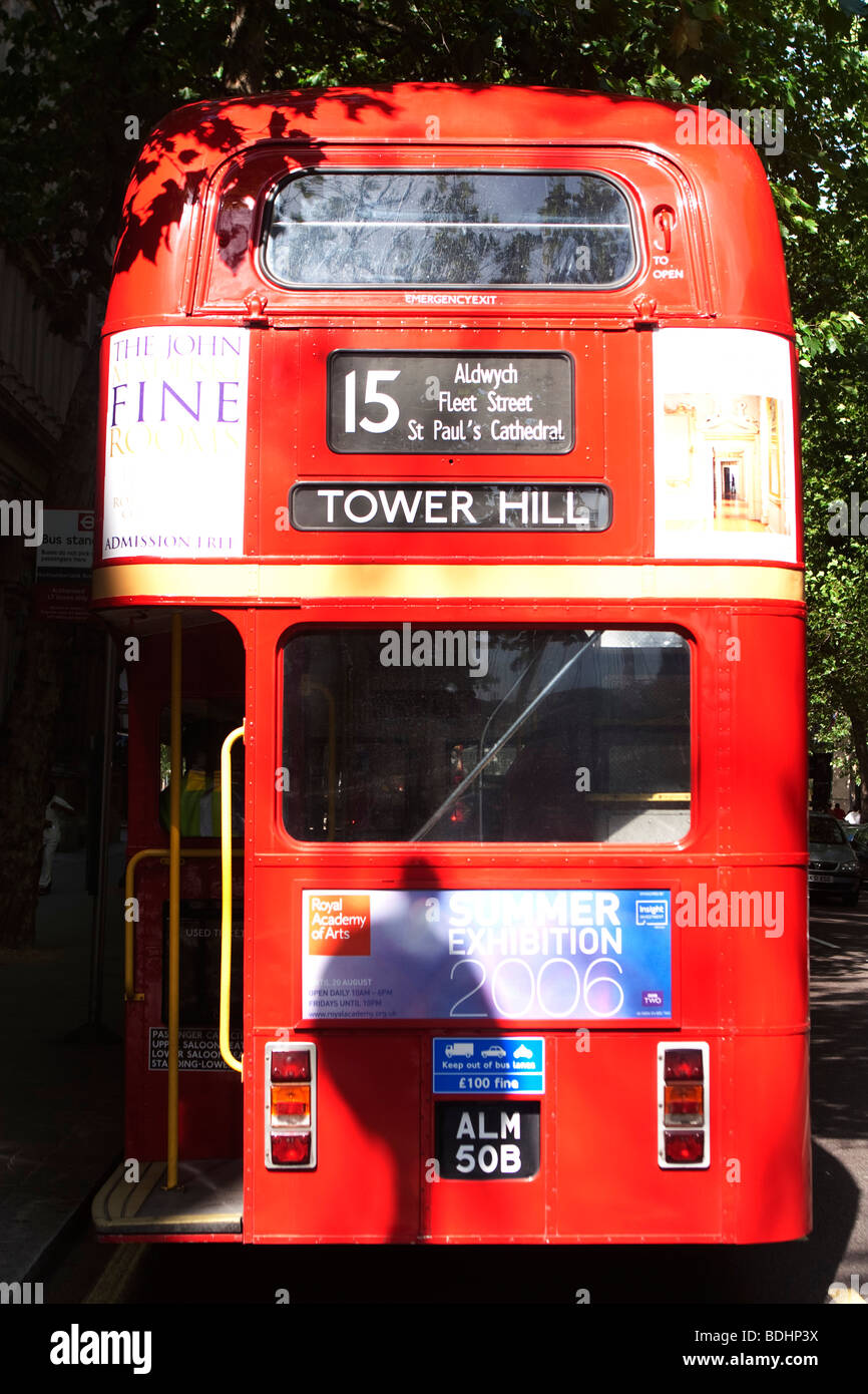 Roten Londoner Routemaster Bus. Nummer 15. Auf einigen Strecken immer noch in Betrieb sind diese alten Bussen ein Symbol von London Stockfoto