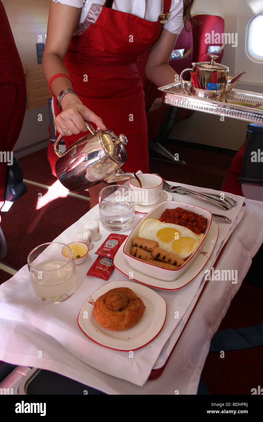 First Class Flugzeug Mahlzeit Stewardess Vorbereitung Stockfoto