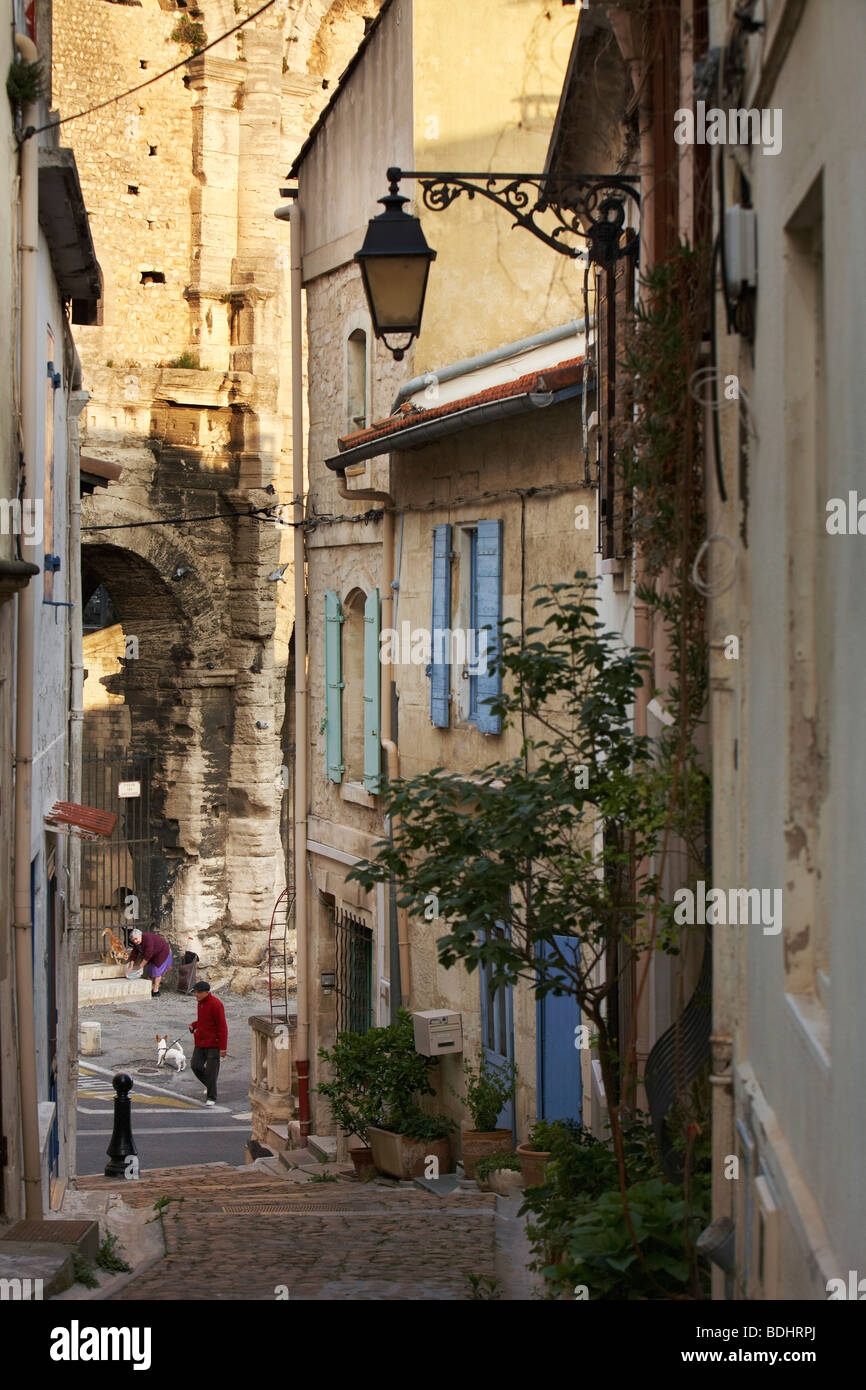 Straßenszene vor Arles Arena, Arles, Provence-Alpes-C Te d ' Azur, Frankreich Stockfoto