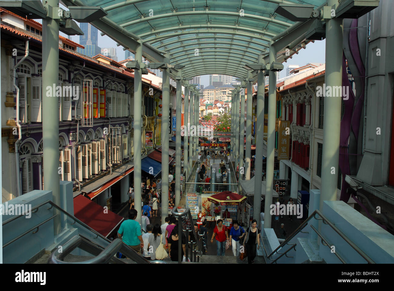 auf der Suche nach unten Pagoda Street von überdachte Fußgängerzone, Pagoda Street, Chinatown, Singapur Stockfoto